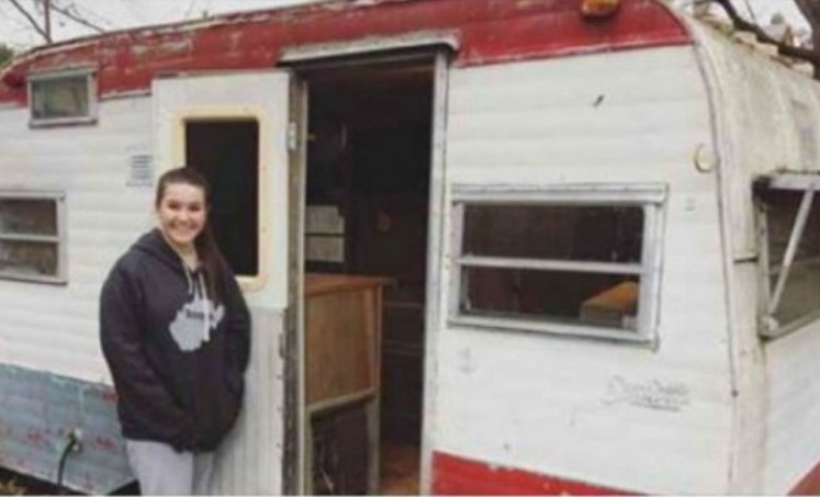 14-годишно момиче си купи стара каравана! Това, което направи по-късно с нея, накара всички да й се възхищават