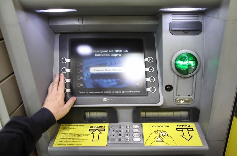 Дъжд от пари в Разград: Щедър банкомат даде грешка и засипа хората с пачки