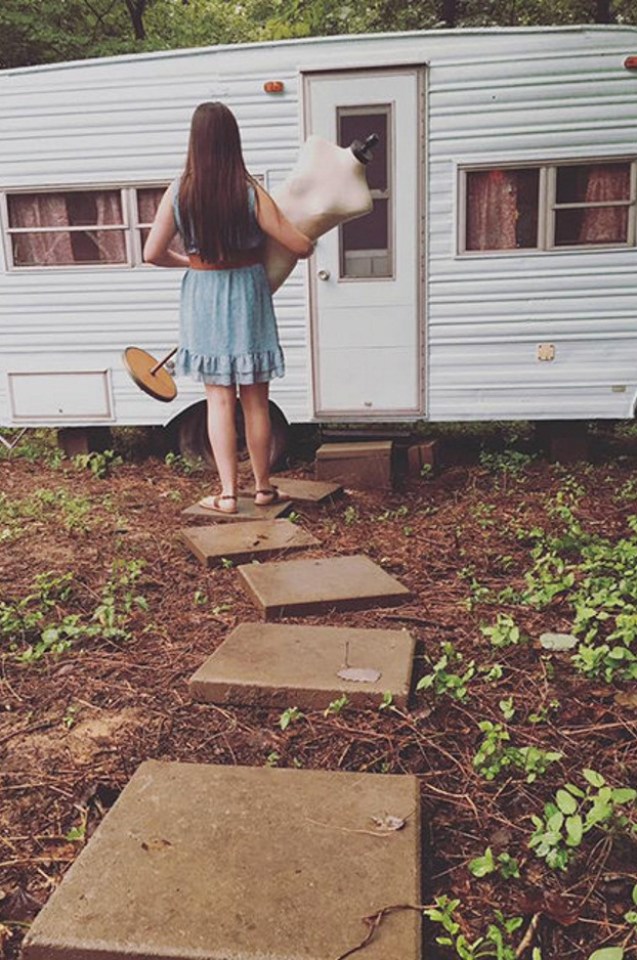 14-годишно момиче си купи стара каравана! Това, което направи по-късно с нея, накара всички да й се възхищават (СНИМКИ)