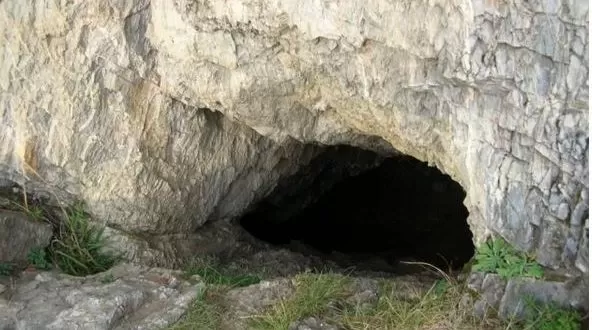 От 25 години отшелник живее в пещера с кучето си. Всеки, който влезе там, остава без думи (СНИМКИ)