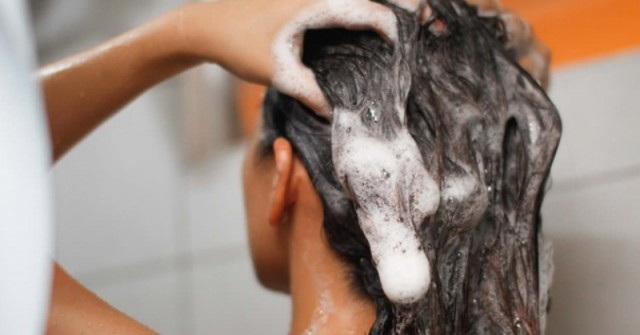 Жена от Англия отказа да мие косата си в продължение на две години поради мързел и показа резултата-Снимка