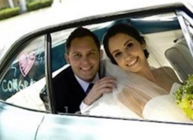 Съпругата му починала, а две години по-късно, полицията видя снимки от сватбата и забеляза нещо важно!